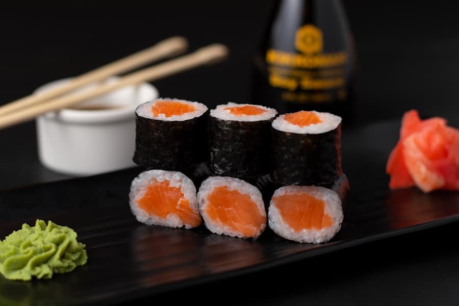 Maki au saumon sur ardoise, sauce soja