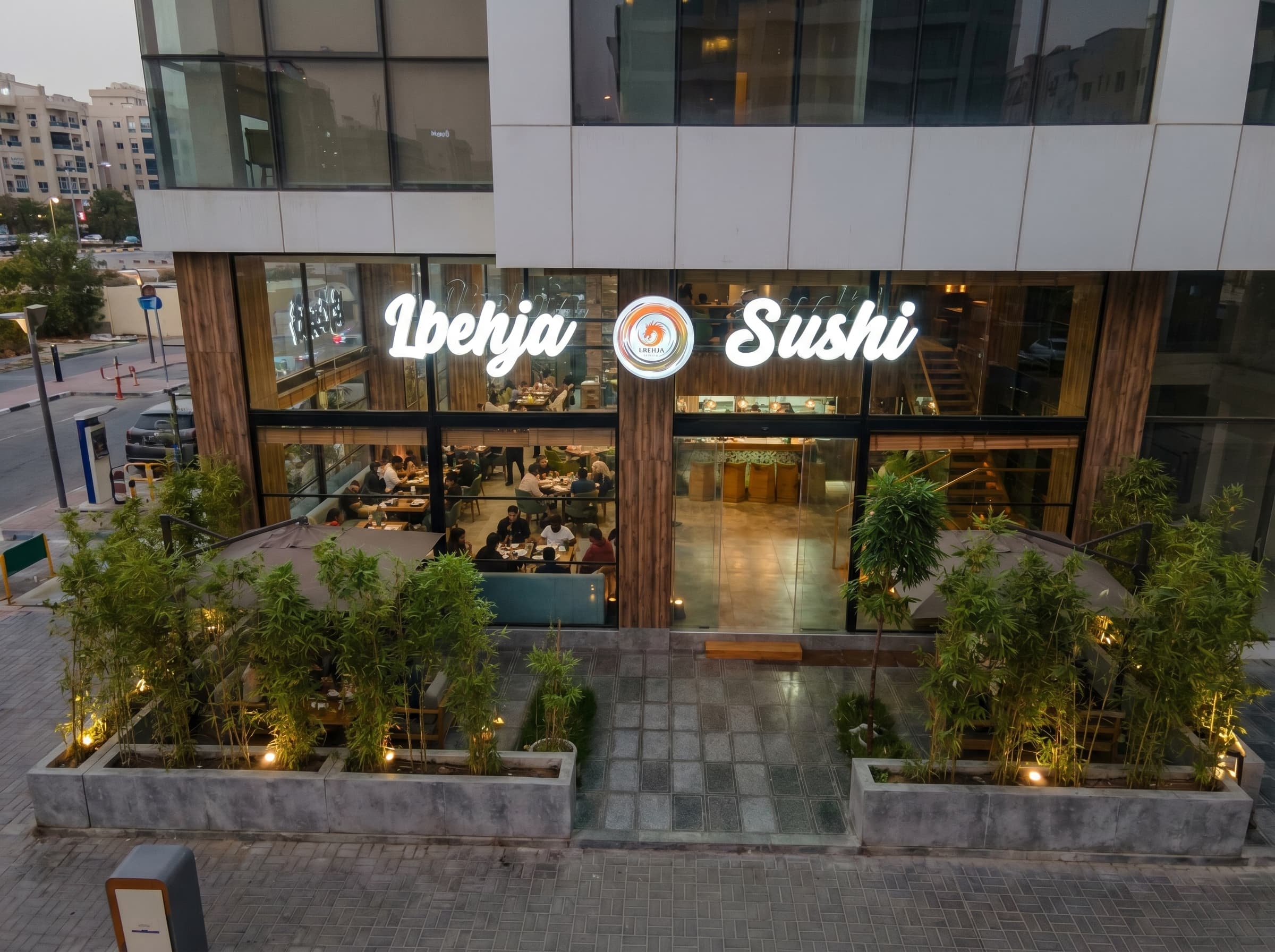 La devanture du restaurant Lbehja Sushi au crépuscule